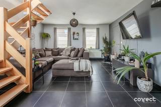 Op een perceel van 1.023 m² bevindt zich deze ruime villa met vier slaapkamers, rustig gelegen in Pervijze. STARTPRIJS: Elk bod boven deze startprijs, wordt voorgelegd aan de eigenaars, die al dan niet kunnen in gaan op dit aanbod.Diksmuide, Veurne, Nieuwpoort en de E40 bevinden zich op korte afstand. De woning beschikt over een gunstig EPC-label B, een conforme elektrische keuring, prachtige vergezichten over de polders en een slaapkamer op het gelijkvloers.De inkomhal is voorzien van een gastentoilet en vestiaire en leidt naar de lichtrijke leefruimte met schuifraam naar het terras. Aansluitend bevinden zich de geïnstalleerde keuken en een praktische wasruimte/voorraadberging met doorgang naar de tuin.Op het gelijkvloers is er tevens een ruime kamer die kan dienen als slaapkamer, hobbykamer of praktijkruimte en beschikt over een afzonderlijke inkom.Op de eerste verdieping bevinden zich een nachthal, drie ruime slaapkamers, waarvan één met inloopdressing, en een badkamer met regendouche, ligbad, dubbele lavabo en toilet.Rondom de woning ligt een ruime tuin met terras, waar u in alle privacy geniet van de prachtige vergezichten. De recent aangelegde oprit met toegangspoort, ruime carport en koer bieden parkeergelegenheid voor meerdere wagens. Verder beschikt de woning over een zolderberging en een regenwaterput van 10.000 liter.Een ideale gezinswoning voor wie rust, ruimte en privacy zoekt in een landelijke omgeving, met alle belangrijke voorzieningen en verbindingswegen binnen handbereik.📞 Contacteer Brecht voor een bezoek: 0499 90 29 79 – brecht@correctvastgoed.be👉 Online schattingstool: https://www.correctvastgoed.be/schatting
