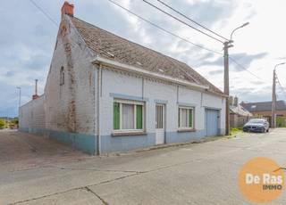 SINT-LIEVENS-HOUTEM - Vrijstaande hoekwoning op 5a 37ca – totaalrenovatie met potentieel !In het hart van Sint-Lievens-Houtem, centraal maar toch op...