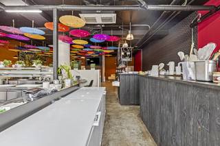Commerciële ruimtes - baanwinkel van ca. 385 m² op topligging.De winkel is gelegen in de commerciële zone samen met onder andere...