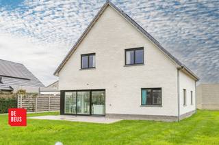 - Villa moderne (2021),- Magnifique terrain de 1044 m²2,- 5 chambres, 2 salles de bains,- Quartier résidentiel calme à proximité des écoles et des...