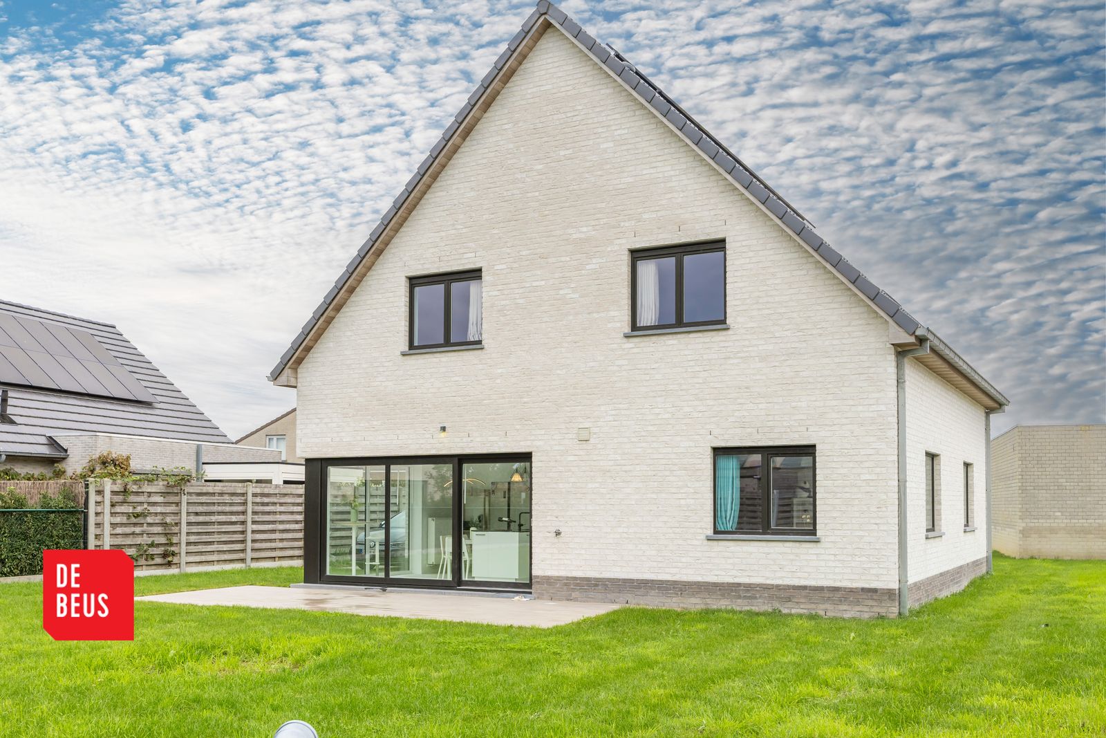 Villa récente indépendante sur un terrain spacieux (1044 m²) - photo 1