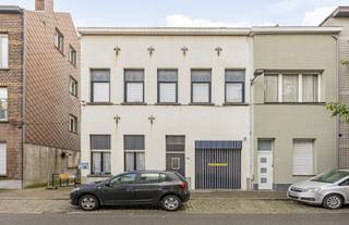 GELIJKVLOERSInkomhal 17m² op tegel.De 2de inkomhal achteraan 6m² op tegel heeft een douchekamer met douche, toilet en handenwasser.Woonkamer 47m² met...