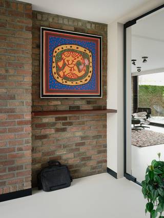 Omschrijving
Unieke villa met hedendaagse architectuur
Een unieke seventies woning waar architectuur, licht en hedendaags wooncomfort samenkomen.
In de Bergstraat in Onze-Lieve-Vrouw-Waver bevindt zich deze bijzondere vrijstaande woning met een uitgesproken architecturaal karakter. De woning werd in 2024 zo goed als volledig gerenoveerd, met respect voor haar oorspronkelijke identiteit en met bijzondere aandacht voor materiaalgebruik, maatwerk , optimale ruimte indeling en uiteraard licht.
Met een ruime leefruimte en keuken, vier slaapkamers en een perceel van ongeveer 11 are biedt de woning uitzonderlijk veel ruimte. Grote glaspartijen brengen de tuin en het daglicht diep in de woning, terwijl de doordachte architectuur tegelijk voor verrassend veel privacy zorgt. Doorheen de dag volgt het zonlicht als het ware de verschillende leefruimtes.
Het hart van de woning is de royale leefruimte met haar karaktervolle zichtmetselwerk en grote raampartijen. De keuken werd volledig op maat ontworpen en hoogwaardig afgewerkt, inclusief geïntegreerde toestellen. Ook de bijpassende eettafel maakt deel uit van de verkoop. In de woning vinden we daarnaast verschillende maatkasten en een geïntegreerde bureauruimte terug, telkens ontworpen als onderdeel van het totaalconcept.
De leefruimtes lopen natuurlijk over in de veranda en de volledig aangelegde, zuidgerichte tuin. Het ruime terras met zonneluifel vormt een verlengstuk van de woning en achteraan bevindt zich een tuinhuis met overdekt terras. Door de volwassen groenstructuur geniet de tuin van veel privacy.
De woning beschikt over vier slaapkamers. Eén slaapkamer bevindt zich op de benedenverdieping, aansluitend bij de garage, en beschikt over een eigen ingerichte badkamer met douche en toilet. Hierdoor leent de woning zich ook uitstekend voor gasten, een inwonend familielid, oudere kinderen of een combinatie van wonen en werken.