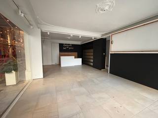 Shop in a prime commercial location in the centre of Ostend, with excellent street presence and spacious shop windows; corner premises on...