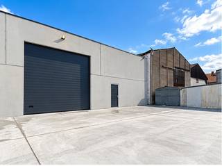 <p>Op een uiterst gunstige locatie, vlak bij de R8 in Heule, bieden wij deze volledig nieuwe en moderne KMO-unit van 260 m² te huur aan.<br />Dankzij de uitstekende bereikbaarheid en de praktische indeling is deze bedrijfshal uitermate geschikt voor opslag, stockage en diverse professionele activiteiten.<br />De loods beschikt over een vrije hoogte van 5 meter en een ruime sectionaalpoort van 4,50 m breed en 4,20 m hoog, waardoor het laden en lossen bijzonder vlot verloopt.<br />Bovendien is de unit voorzien van een betonnen vloer, natuurlijke lichtinval via lichtstraten en verlichting. De ruime, verharde buitenruimte zorgt voor extra manoeuvreergemak.<br /><br /><u>Troeven</u><br />Nieuwbouw KMO-unit van 260 m²<br />Mogelijkheid om uit te breiden naar 520 m²<br />Topligging aan de R8 in Heule<br />Uitstekende bereikbaarheid<br />Vrije hoogte van 5 meter<br />Sectionaalpoort van 4,50 m x 4,20 m<br />Elektriciteit: 3 x 220 V<br />Regenwater<br />Lichtstraten en verlichting aanwezig<br />Ruime, verharde manoeuvreerruimte<br />Ideaal voor opslag en diverse bedrijfsactiviteiten<br />Een unieke kans voor ondernemers die op zoek zijn naar een nieuwe, functionele bedrijfsruimte op een strategische locatie!</p>