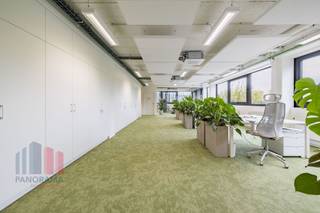 Uitstekend gelegen instapklare <strong>kantoor/polyvalente ruimte</strong> van 134 m² te huur langs de bedrijvige Leuvensesteenweg (N2) en vlakbij de R0 te Zaventem.<br /><br />De recent gerenoveerde lichtrijke ruimtes maken deel uit van het kwalitatieve kantoorgebouw "Campus Zaventem" met aanwezigheid van o.a. vergaderzalen, bedrijfsrestaurant, douches, tuin en een <strong>ruime parking</strong> met oplaadpalen. <strong>Onmiddellijk beschikbaar</strong>. <br /><br />Contacteer <strong>PANORAMA B2B</strong> voor bijkomende inlichtingen, plannen of een vrijblijvend plaatsbezoek <strong>0477 09 00 09.</strong>