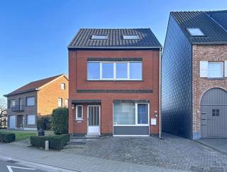 Leuke, deels te renoveren woning in half-open verband met een mooie perceelsoppervlakte van 435m². Qua indeling omvat deze woonst op het...