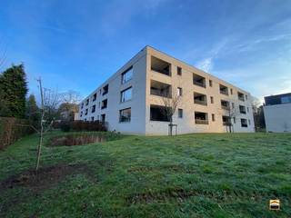 <p><span> </span></p><p><span>Recente assistentiewoning in parkomgeving, pal in het centrum van Borgloon</span></p><p><span>Bent u op zoek naar een comfortabele woonoplossing voor uzelf, of een interessante investering met toekomstperspectief? Deze prachtige, instapklare assistentiewoning combineert rust, comfort en zorg op maat op een toplocatie in het hart van Borgloon.</span></p><p><span>Wonen op een prachtige locatie</span><span><br />Deze assistentiewoning bevindt zich in een rustige, groene parkomgeving en biedt een aangename balans tussen privacy en sociaal contact, volledig naar eigen wens. De residentie ligt in het centrum, op wandelafstand van winkels, horeca en openbaar vervoer. Bovendien bevinden een Spar-winkel en de doktersassociatie De Parel zich in de onmiddellijke nabijheid.</span></p><p><span>Zorg à la carte zelfstandig wonen met ondersteuning</span><span><br />Hier kiest u voor een thuis waar u zo lang mogelijk zelfstandig kunt wonen, met zorg en ondersteuning op maat wanneer dat nodig is. U geniet onder meer van:</span></p><ul><li><span>ondersteuning door een woonassistent</span></li><li><span>aandacht voor veiligheid en comfort</span></li><li><span>dag- en nachtpermanentie en medische bijstand</span></li></ul><p><span>De assistentiewoning voldoet aan de specifieke voorwaarden van het woonzorgdecreet van 13 maart 2009, zowel op bouwkundig vlak als op het gebied van dienstverlening.</span></p><p><span>Indeling</span></p><ul><li><span>Inkomhal</span></li><li><span>Leefruimte met open keuken</span></li><li><span>Slaapkamer</span></li><li><span>Badkamer</span></li><li><span>Berging</span></li><li><span>Kelderberging</span></li></ul><p><span>Op het gelijkvloers bevindt zich bovendien een gemeenschappelijke ontmoetingsruimte met kitchenette, ideaal voor sociaal contact in een aangename omgeving.</span></p><p><span>Comfort en afwerking</span></p><ul><li><span>Instapklaar (geschilderd en voorzien van lichtarmaturen)</span></li><li><span>Vloerverwarming</span></li><li><span>Ventilatiesysteem C+ volgens EPB-norm</span></li><li><span>Lift aanwezig</span></li><li><span>Thermische en akoestische isolatie</span></li><li><span>E-peil: 47</span></li><li><span>Specifiek energieverbruik: 75,96 kWh/m²</span></li><li><span>Volledig aangelegde tuinen in het parkgebied</span></li></ul><p><span>De residentie straalt rust uit en biedt een bijzonder aangename woonomgeving.</span></p><p><span>Voor eigen bewoning of als investering</span><span><br />Vanaf 65 jaar kan men de assistentiewoning zelf bewonen. Aankoop als belegging behoort eveneens tot de mogelijkheden.</span></p><p><span>Interesse?</span><span><br />Bezoeken zijn mogelijk na voorafgaande afspraak via ons kantoor op </span><span>012 26 22 05</span><span>.</span></p>
