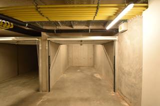 <strong>Residentie Crown</strong><br /><br />Goed bereikbare garagebox op de -1, nabij het centrum van Knokke. Deze box bevindt zich op enkele passen van het station en de Lippenslaan. Uitstekend gelegen en vlot toegankelijk!<br />Afmetingen:
<ul>
<li>Lengte 5m08</li>
<li>Breedte tussen de poort: 2m40</li>
</ul>
<u><strong>Beschikbaar vanaf 1/12/2026</strong></u><br /><br />Mocht u deze garagebox wensen te huren, aarzel dan niet om contact op te nemen!<br />Ref G745