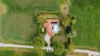 Stap binnen in een oase van rust en charme, verborgen in het groene hart van Kruishoutem. Deze karaktervolle U-vormige hoeve ademt authenticiteit...