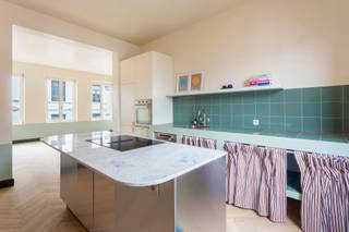 <p>Ben je op zoek naar een stijlvol duplexappartement op één van de meest gegeerde locaties van Antwerpen? Dit gerenoveerde pareltje ligt in een rustige zijstraat van de begeerde Amerikalei en combineert charme, comfort en rustig wonen in een kleinschalig gebouw. Je woont hier op wandelafstand van het bruisende Zuid, waar jong en oud vandaag volop genieten van restaurants, bars, het KMSKA en het nieuwe Zuidpark.</p>
<p>Bij het betreden van het appartement op de tweede verdieping betreedt u de lichtrijke leefruimte, voorzien van een elegante visgraatparket. De open keuken met eiland en natuurstenen werkblad beschikt over kwalitatieve inbouwtoestellen.</p>
<p>De derde verdieping beschikt over twee ruime slaapkamers, waarvan één is afgewerkt met een open vide die extra mogelijkheden creëert, bijvoorbeeld voor het inrichten van een bureau. Beide kamers genieten van een aangename en natuurlijke lichtinval, wat bijdraagt aan een open en comfortabel gevoel. Daarnaast is er een stijlvolle badkamer aanwezig, uitgerust met een zeer ruime inloopdouche en een dubbele lavabo, waar comfort en functionaliteit perfect samenkomen.</p>
<p>Tot slot is er een private kelder aanwezig die zorgt voor extra, praktische opslagruimte.</p>
<p>Interesse? Contacteer LISTED vandaag nog voor een bezoek: +32 3 283 51 51.</p>