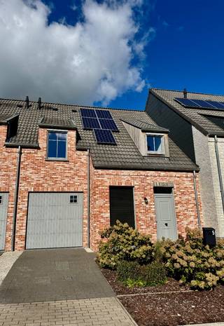 <p>Instapklare woning in centrum Lichtervelde</p><p>KIJKDAG ZATERDAG 31/10.</p><p>Deze gesloten woning, in pastoriestijl, is gelegen in een doodlopende en kindvriendelijke woonwijk te Driekoningen Lichtervelde. De woning is rustig gelegen en toch heel dicht bij het centrum waardoor alles op wandelafstand te bereiken is. Bovendien is er een vlotte verbinding met de belangrijkste invalswegen en het openbaar vervoer.</p><p>Via de lichtrijke inkomhal kom je binnen in de open leefruimte, die naadloos aansluit op de uitgeruste keuken met keukeneiland. Vanuit de keuken heb je rechtstreeks toegang tot zowel de inpandige garage, waar een wasplaats is voorzien, als de tuin.</p><p>Op de eerste verdieping bevinden zich drie slaapkamers (waarvan 1 met dressing) en een badkamer uitgerust met wastafel, douche en bad.</p><p>Daarnaast beschikt de woning over twee afzonderlijke toiletten: één op het gelijkvloers en één op de eerste verdieping.</p><p>Er is een zeer ruime zolder die toegankelijk is via een opvouwbare zoldertrap en zorgt voor extra bergruimte.</p><p>De onderhoudsvriendelijke tuin is volledig afgesloten en beschikt over een terras.</p><p>Een grote troef is de recent (zomer 2026) geïnstalleerde airco op de eerste verdieping die ervoor zorgt dat de hele woning aangenaam aanvoelt in de zomer.</p><p>Andere troeven: EPC A, zonnepanelen, regenput van 10.000L, bouwjaar 2018 en vooral instapklaar!</p><p>De woning is beschikbaar in het najaar 2027.</p><p>Interesse? Plan dan een bezoek tijdens de kijkdag via tel. of</p><p>Gelieve geen contact op te nemen indien u een immo- of vastgoedkantoor vertegenwoordigt.</p>