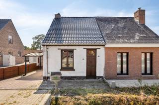 <strong>Woning met 1 slaapkamer te koop op perceel van 2a 60ca in Meerhout</strong><br /><br />Deze woning is gelegen aan de Kiezel in Meerhout, een aangename en goed bereikbare omgeving. Dankzij de centrale ligging zijn zowel het centrum van Meerhout als omliggende gemeenten zoals Geel vlot bereikbaar. In de nabije omgeving vind je diverse winkels en voorzieningen. Daarnaast biedt de groene omgeving tal van mogelijkheden om te wandelen en te fietsen.<br /><br />We betreden de woning via de voordeur en komen terecht in de woonkamer (20,56m²), die voorzien is van airconditioning. Vanuit de woonkamer heb je rechtstreeks toegang tot de slaapkamer (6,50m²). De keuken (13,74m²) is uitgerust met een lavabo, elektrisch kookvuur, microgolfoven en koelkast. Zowel in de woonkamer als in de keuken zorgt een pelletkachel voor extra warmte en gezelligheid. De badkamer (8,67 m²) beschikt over een douche, toilet en enkele lavabo. Aansluitend bevindt zich een praktische berging (6,76 m²), waar ook de aansluitingen voor de wasmachine voorzien zijn.<br /><br />Daarnaast beschikt de woning over een zolderruimte  (18 m²), die ideaal is als extra bergruimte.<br />Voor de wagen is er voldoende parkeergelegenheid voorzien aan de voorzijde van de woning en onder de carport.<br /><br />Achteraan bevindt zich een gezellige tuin. Verder beschikt de woning over een ruim bijgebouw van 45 m², dat ideaal is als extra opslagruimte voor materiaal, fietsen, tuinbenodigdheden of andere spullen.<br /><br />De woning wordt verwarmd via centrale verwarming met radiatoren op aardgas. De ramen zijn voorzien van HR-glas in PVC-profielen. De elektrische installatie is conform het AREI. De berekende energiescore bedraagt 510 kWh/(m² jaar), wat resulteert in een EPC-label F.<br /><br />De woning kan nog wat opfrissingswerken gebruiken, maar biedt heel wat mogelijkheden. Kortom, een interessante woning voor iemand die op zoek is naar een betaalbare eigen woning en deze naar eigen smaak willen opfrissen.<br /><br />Spreekt deze woning jullie aan? Contacteer ons via info@bosmanvastgoed.be voor meer info of een bezoek ter plaatse. Wij helpen jullie graag verder!<br />De woning heeft momenteel een EPC ‘F’ wat wil zeggen dat dit pand is onderworpen aan de renovatieverplichting van de Vlaamse overheid voor residentiële gebouwen (behoudens sloop binnen 6 jaar na de aankoop). Consulteer voor meer informatie de website van het Vlaams Energie- en Klimaatagentschap via https://www.vlaanderen.be/een-huis-of-appartement-kopen/renovatieverplichting-voor-residentiele-gebouwen.