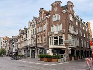 Ruim en energiezuinig appartement te huur op de Grote Markt van Lier. Dit prachtige instapklare appartement is gelegen op de vierde verdieping van een rustige, kleinschalige residentie met lift en geniet van een mooi uitzicht op het stadhuis en de Grote Markt. Met een bewoonbare oppervlakte van circa 100 m² biedt het appartement veel ruimte en wooncomfort op een absolute toplocatie in het centrum van Lier. Het appartement werd volledig geschilderd en beschikt over een ruime inkomhal met parketvloer, een zonnige living van circa 33 m² met parketvloer en een uitzicht op de Grote Markt. De keuken van circa 7 m² is uitgerust met een vaatwasser en keramische kookplaat. De volledig betegelde badkamer is voorzien van een lavabomeubel en een ruime inloopdouche. Daarnaast beschikt het appartement over een ruime slaapkamer van circa 12 m². Centrale verwarming is aanwezig in het volledige appartement. Dankzij het gunstige EPC-label B. De gemeenschappelijke kosten bedragen 85 euro per maand. Een ideaal appartement voor wie comfortabel en centraal wil wonen op een van de mooiste locaties van Lier. Voor meer informatie of een aanvraag tot bezichtiging: tel. 0487/759.758.