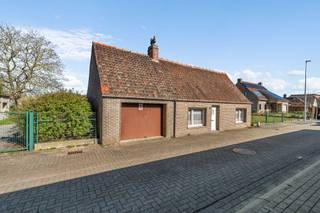 <p>Op zoek naar de ideale plek om jouw droomwoning te realiseren of een interessante investering te doen? </p><p>In de Schoolstraat 9 te Vinkt vinden we deze ruime eigendom met een perceeloppervlakte van maar liefst 1.555 m².</p><p></p><p>De bestaande woning is te slopen, waardoor je de unieke kans krijgt om volledig naar eigen smaak en wensen te bouwen.</p><p>Op het perceel kan een halfopen bebouwing gerealiseerd worden met volgende maximumvoorschriften:</p><p>-maximum bouwdiepte op de gelijkvloers van 18 meter.</p><p>-maximum bouwdiepte op de eerste verdieping van 12 meter.</p><p>-bouwvrije strook van 3 meter rechts van de woning waar mogelijkheid is tot carport.</p><p>-dakvorm is vrij te kiezen</p><p>-gevelbreedte van 10 meter</p><p></p><p>Een absolute troef is de grote, diepe tuin, ideaal voor wie houdt van ruimte, groen en privacy. </p><p>Perfect voor tuin- en dierenliefhebbers die hier hun eigen paradijs willen uitbouwen.</p><p></p><p>Daarnaast biedt dit perceel ook interessante mogelijkheden voor investeerders, bijvoorbeeld met het oog op een opbrengsteigendom.</p><p>De ligging in de Schoolstraat zorgt voor een vlotte bereikbaarheid en vormt de perfecte combinatie tussen rust en privacy, zonder afgelegen te zijn. Winkels, voorzieningen en verbindingswegen bevinden zich in de nabije omgeving.</p><p></p><p>Bovendien kan je, bij afbraak en heropbouw, mogelijk genieten van het voordelige btw-tarief van 6% i.p.v. 21% (onder voorwaarden) bij eigen bewoning maar ook bij verhuur, wat deze eigendom extra aantrekkelijk maakt. </p><p>Bij aankoop als enige en eigen woning zijn bovendien slechts 2% registratierechten van toepassing.</p><p></p><p>Kortom, een unieke opportuniteit voor zowel particulieren als investeerders!</p>