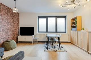 Vous entrez dans l'appartement confortable par les escaliers et entrez dans le salon avec un beau parquet. L'espace de vie et la cuisine ouverte...