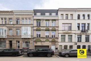 <h2><span>Entrepôt/garage unique d'environ 360 m² à vendre sur la Markgravelei </span></h2><p><span>Bienvenue dans cet espace de garage et d'entrepôt exceptionnellement spacieux d'environ 360 m², situé à un emplacement stratégique sur la Markgravelei. Un bien de cette superficie, avec un tel agencement et des possibilités d’utilisation aussi variées, est particulièrement rare à cet emplacement et offre une opportunité unique aux entrepreneurs, investisseurs et particuliers.</span></p><p><span>Derrière la magnifique façade authentique se cache un espace étonnamment vaste et polyvalent qui peut être aménagé entièrement selon vos propres souhaits. Pensez par exemple à une entreprise de construction locale, un installateur, un atelier, une collection de voitures de collection, un site de commerce en ligne, un espace de stockage, un atelier ou une combinaison de bureaux et d'espace de stockage.</span></p><h3><span>Vaste rez-de-chaussée</span></h3><p><span>Le rez-de-chaussée offre une superficie d’environ 218 m² et a récemment été doté d’un nouveau sol en béton, ce qui permet de limiter les travaux de rénovation à cet étage.</span></p><p><span>L'accès se fait par un portail automatique d'environ 3,80 m de large et 2,20 m de haut, ce qui permet un accès aisé aux véhicules, au matériel et aux marchandises. Cet espace ouvert peut être aménagé entièrement selon les besoins du nouveau propriétaire.</span></p><h3><span>Espaces supplémentaires aux étages</span></h3><p><span>Au premier étage, d’une superficie d’environ 80 m², se trouvent trois pièces. Une partie de celles-ci est déjà revêtue de plaques de plâtre et peut être aménagée et optimisée selon vos goûts. Ces espaces se prêtent parfaitement à l’aménagement de bureaux, de salles de réunion, d’ateliers ou d’espaces de travail auxiliaires.</span></p><p><span>Le deuxième étage, d’une superficie d’environ 62 m², comprend également trois pièces. Cet étage offre lui aussi de nombreuses possibilités et peut parfaitement être aménagé en espace de bureau, atelier, local de stockage ou espace polyvalent.</span></p><p><span>Les deux étages sont équipés du chauffage et disposent déjà de sanitaires avec toilettes. Il est en outre possible d’aménager une cuisine et/ou une salle de bains.</span></p><p><span>La combinaison d’un charme authentique, d’une superficie exceptionnelle, d’un accès pratique, de plusieurs étages et de possibilités d’utilisation polyvalentes fait de ce bien une offre exceptionnelle.</span></p><p><span> </span></p><h3><span>Les atouts en bref</span></h3><ul><li><span>Immeuble unique et rare situé sur la Markgravelei</span></li><li><span>Surface totale d’environ 360 m²</span></li><li><span>Nouveau sol en béton au rez-de-chaussée</span></li><li><span>Porte automatique d’environ 3,80 m de large et 2,20 m de haut</span></li><li><span>Toitures en bon état</span></li><li><span>Installation électrique conforme</span></li><li><span>Sans amiante</span></li><li><span>Installations sanitaires déjà en place</span></li><li><span>Nombreuses possibilités d'utilisation : entreprise, atelier, entrepôt, e-commerce, bureaux, voitures de collection, entreprise de construction, travaux d'installation…</span></li><li><span>Un local pouvant être aménagé selon vos propres souhaits</span></li></ul><p><span> </span></p><p><span>Une opportunité unique dans un emplacement stratégique sur la Markgravelei pour ceux qui recherchent de l'espace, de la flexibilité et des possibilités.</span></p>