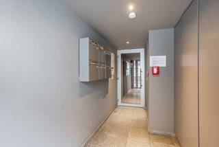 Deze energiezuinige en goed onderhouden studio is gelegen op het gelijkvloers in een rustige straat in Gent en op fietsafstand van het centrum van Gent. Een ideale uitvalsbasis voor wie rustig wil wonen maar toch snel in het bruisende stadscentrum wil zijn. Bovendien ligt de studio vlakbij het water en in de onmiddellijke nabijheid van winkels en openbaar vervoer.<br /><br />De indeling bestaat uit een lichtrijke woonruimte met een volledig uitgeruste keuken, voorzien van een elektrisch fornuis, oven, dampkap, ingebouwde hangkasten en een koelkast. De badkamer beschikt over een douche en lavabo en er is tevens een apart toilet aanwezig. Daarnaast is er een praktische bergruimte met aansluiting voor een wasmachine en droogkast.<br /><br />In het gebouw is een gemeenschappelijke fietsenberging voorzien en parkeren kan eenvoudig in de straat.<br /><br />Deze gezellige en netjes onderhouden studio is ideaal als studentenkamer, eerste woonst of als interessante investering. Momenteel is de studio verhuurd tot en met augustus 2026. <br />Verwarmingsketel werd recent vernieuwd.