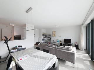 Stijlvol nieuwbouwappartement met zonovergoten terras in Sint-MichielsOntdek dit prachtig afgewerkte appartement in de prestigieuze residentie 'Witte Molen Park'. Deze hedendaagse woning combineert een hoogwaardige afwerking met optimaal wooncomfort. Blikvanger is het schitterende, zuidgerichte terras waar u de hele dag van de zon geniet.Het appartement omvat een ruime inkomhal en een lichtrijke leefruimte die naadloos aansluit op de halfopen keuken, voorzien van alle moderne comfort. Er zijn twee volwaardige slaapkamers en een badkamer met zowel een ligbad als een douche. Daarnaast beschikt de woning over een praktische, ruime berging met aansluiting voor een wasmachine, droogkast en extra diepvriezer.Extra troeven: In de huurprijs zijn een private staanplaats (nr. 5) en een kelderberging (nr. 19-B6) inbegrepen.Indeling:1e Verdieping: inkomhal - leefruimte - halfopen keuken - 2 volwaardige slaapkamers, berging - vestiaire kast - zuidgericht terras-1e verdieping: Kelderberging (19-B6) - autostaanplaats (5)Algemeen:- huurprijs: € 1.100,00 + € 75,00 (provisie gemeenschappelijke kosten)- Beschikbaar vanaf 01/06/2026De snelste manier om een bezoek te brengen aan dit pand? Vraag je bezoek aan via de roze knop op onze website (www.dewaele.com) en je wordt gecontacteerd door onze verhuurexpert Simon.Telefonisch kunnen er geen afspraken gemaakt worden. Bij andere vragen kun je ons telefonisch contacteren via 050 444 999.