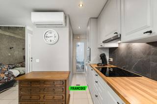 Op de Charlierhelling in Blankenberge, op amper 50 meter van het strand, bevindt zich dit instapklare appartement met een oppervlakte van 69 m². Dankzij de uiterst centrale ligging bevinden de zeedijk, winkels, restaurants, openbaar vervoer en alle nodige voorzieningen zich op wandelafstand.<br /><br />Het appartement onderging vorig jaar een grondige renovatie. Daarbij werden onder meer de leidingen, de elektrische installatie, de verwarmingsinstallatie en diverse andere elementen volledig vernieuwd. Dit zorgt voor hedendaags comfort en een zorgeloze instap.<br /><br />De indeling omvat een inkomhal, een aangename leefruimte met slaaphoek, een ingerichte keuken voorzien van de nodige toestellen, een ruime badkamer met douchecabine, een praktische berging en een kleine stadskoer.<br /><br />Het appartement wordt verwarmd via een lucht-lucht warmtepomp, die eveneens kan zorgen voor verkoeling. Het warm water wordt voorzien door een elektrische boiler.<br /><br />Een verzorgd en centraal gelegen appartement, ideaal als vaste woonst, tweede verblijf of investering vlak bij het strand.<br /><br />