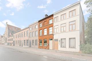Op zoek naar een instapklare woning met uitstekende EPC-score? Dit huis is praktisch ingericht en kwalitatief gerenoveerd. Het biedt veel ruimte, hoge plafonds, mooie lichtinval en authentieke elementen.<br />Troeven:<br />• Volledig instapklaar en gerenoveerd van kelder tot dak<br />• Grote ramen met isolerende HR++ beglazing zorgen voor optimale lichtinval in de ruime leefruimtes (eetplaats 14m² - living 25m² met voleiken parket)<br />• Kwaliteitsvolle keuken (12m²) met composiet werkbladen, Siemens-apparatuur (inductiekookplaat, oven, vaatwasser, koelkast, Smeg spoelbak) + praktische berging<br />• Vochtvrije kelder (18m²) als extra berging/wasplaats<br />• 3 slaapkamers (3x 12m²), zolder – polyvalente ruimte (32m²) en dressing (7m²)<br />• Badkamer (12m²) met dubbele lavabo, bad en inloopdouche<br />• 3 toiletten, één op elk verdiep.<br />• Temperatuurregulatie op elk verdiep met aparte thermostaat. CV op aardgas met condenserende ketel.<br />• Geïsoleerde (tussen)vloeren, muren en dak, met groendak op uitbouw en tuinhuis.<br />• Zuidwest-georiënteerde tuin met overdekt terras, de nodige privacy en uitkijkend op het groen, inclusief tuinhuis (14m²) van elektriciteit voorzien. <br />• Nieuw leidingstelsel en nieuwe elektriciteit met domotica en ledverlichting.<br />• Gunstig KI.<br />• Parkeermogelijkheden: 2 bewonerskaarten, optionele huur garage (€90/maand), overname huurovereenkomst autostaanplaats, beide op een 50m.<br />Beschikbaar: <br />Contact: 050737373 - info@bonnevastgoed.be voor meer info.
