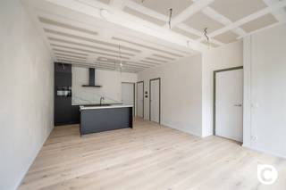 <p><span>Exclusief wonen in 'The Vault': Modern 1-slaapkamerappartement in hartje Antwerpen</span></p><p><span>Droomt u van een luxueuze uitvalsbasis in de bruisende Antwerpse Theaterbuurt? Welkom in 'The Vault', een architecturaal hoogstandje van de hand van Luc Binst. Dit exclusieve nieuwbouwproject combineert de energie van het stadscentrum met de serene rust van een verkeersluwe zijstraat. Hier woont u in een BEN-woning (Bijna Energie Neutraal) van topniveau, waar stijl en duurzaamheid hand in hand gaan.</span></p><p><span> </span></p><p><span>Lichtrijke leefruimte &amp; open keuken</span></p><p><span>Bij binnenkomst ervaart u direct het kwalitatieve karakter van dit appartement van ca. 57 m². Dankzij de kamerhoge raampartijen baadt de leefruimte in het daglicht, wat zorgt voor een heerlijk open en luchtig gevoel. De open keuken is naadloos geïntegreerd in het geheel en afgewerkt met materialen van hoog niveau. Of u nu de dag start met een ontbijt of vrienden ontvangt voor een diner: de ruimte ademt klasse en comfort.</span></p><p><span> </span></p><p><span>Terras</span></p><p><span>Een grote troef is het overdekte terras van ca. 5 m², de perfecte plek om in alle privacy te genieten van een kop koffie of een goed boek.</span></p><p><span> </span></p><p><span>Slaapkamer &amp; Comfort</span></p><p><span>De slaapkamer is een oase van rust, afgewerkt met oog voor detail. De badkamer is modern ingericht met een inloopdouche en een stijlvol lavabomeubel. Daarnaast beschikt het appartement over een praktische berging, wat zorgt voor een opgeruimd interieur. Dankzij de ventilatie type D geniet u bovendien altijd van een gezond binnenklimaat.</span></p><p><span> </span></p><p><span>Duurzaamheid op topniveau</span></p><p><span>Dit appartement is gebouwd met de toekomst in gedachten. Met een energiepeil van 20 of lager is de woning officieel BEN (Bijna Energie Neutraal). De integratie van zonnepanelen zorgt niet alleen voor een duurzame levensstijl, maar ook voor een aanzienlijk lagere energiefactuur.</span></p><p><span> </span></p><p><span>De 'Place to be': Theaterbuurt</span></p><p><span>Alles wat Antwerpen te bieden heeft, ligt aan uw voeten: van de luxueuze boetieks in de Schuttershofstraat en de Meir, tot de culinaire wereldtop bij de nabijgelegen Botanic Sanctuary. Cultuurliefhebbers halen hun hart op met de Bourlaschouwburg en het Stadspark op wandelafstand.</span></p><p><span> </span></p><p><span>De highlights op een rij:</span></p><p><span>- Architecturale klasse: Ontwerp van de befaamde Luc Binst.</span></p><p><span>- Uiterst energiezuinig: BEN-woning (E20 of lager) inclusief zonnepanelen.</span></p><p><span>- Toplocatie: Gelegen in het hart van de Theaterbuurt, nabij de Botanic Sanctuary en de Meir.</span></p><p><span>- Instapklaar: Hoogwaardige afwerking met veel lichtinval door riante raampartijen.</span></p><p><span>- Buitenplezier: Overdekt terras van ca. 5 m².</span></p><p><span> </span></p><p><span>Bent u op zoek naar een unieke woonst of een slimme investering in het kloppend hart van Antwerpen? Dit is uw kans. Neem snel contact op voor een bezichtiging!</span></p><p><span> </span></p><p><span>*Verkoop onder 21% btw.</span></p>