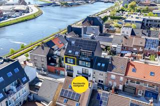 Dit recent en energiezuinig 1-slaapkamerappartement werd gebouwd in 2025. Het appartement combineert hedendaags comfort met kwalitatieve afwerking en is ideaal als vaste woonst, tweede verblijf of investeringseigendom.<br /><br />Bij het betreden van het appartement komt u terecht in een lichtrijke leefruimte met open keuken, afgewerkt met een warme parketvloer en voorzien van vloerverwarming. Grote raampartijen met hoogrendementsglas zorgen voor een aangename lichtinval en een open gevoel. De moderne keuken is volledig uitgerust met kwalitatieve toestellen, waaronder een inductiekookplaat, oven, microgolfoven, vaatwasmachine, koelkast en diepvries, en vormt een harmonieus geheel met de leefruimte.<br /><br />De slaapkamer biedt een rustige en comfortabele slaapomgeving, een praktische dressing en aansluitend is er een zonnig terras. De badkamer is stijlvol ingericht en beschikt over een inloopdouche, een lavabomeubel met spiegelkast en een toilet. Daarnaast is er een aparte berging met aansluiting voor wasmachine, waar ook de warmtepomp, de omvormer van de zonnepanelen en de zekeringskast zijn ondergebracht.<br /><br />Het appartement is uitgerust met een lucht/lucht-warmtepomp, ventilatiesysteem D en maar liefst zeven zonnepanelen, wat resulteert in een zeer energiezuinig geheel. De elektriciteit is volledig conform en beschikt de residentie over een gemeenschappelijke fietsenberging.<br /><br />Bij het appartement hoort een verplichte autostaanplaats (nummer 5), aan te kopen voor 30.000 euro.<br /><br />Interesse? Contacteer ons en plan uw bezoek in!<br /><br />De verkoop valt onder registratierechten - 2% of 12% (géén BTW)!