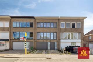 <p>Instapklare bel-etagewoning in Aalst</p><p>Bent u op zoek naar een ruime, moderne en volledig instapklare bel-etagewoning op een rustige, maar toch centrale ligging in Aalst? Dan is deze mooie woning in de Raffelgemstraat 5 zeker een bezoek waard.</p><p>De woning werd recent gerenoveerd en combineert hedendaags wooncomfort met een praktische indeling. Op de woonverdieping geniet u van een aangename en lichtrijke leefruimte, ideaal om gezellig te vertoeven met het gezin of gasten te ontvangen.</p><p>Verder beschikt de woning over 3 slaapkamers, een moderne en praktische badkamer en voldoende ruimte voor wie comfortabel wil wonen met extra mogelijkheden voor bureau, hobbyruimte of dressing.</p><p>Ook technisch zit deze eigendom uitstekend: met een gunstig EPC-label B en een conforme elektrische installatie bent u verzekerd van zorgeloos wooncomfort.</p><p>Buiten biedt de omheinde tuin met terras een fijne plek om te ontspannen. De woning beschikt bovendien over een oprit en garage, wat bij een bel-etagewoning zorgt voor extra praktisch comfort en parkeergelegenheid op eigen terrein.</p><p>De extra troeven van deze woning zijn: goede ligging, instapklaar, gunstig EPC, conform elektriciteit en asbestvrij.</p><p>De vermelde prijs is een richtprijs. Na ontvangst van de biedingen zal de verkoper beslissen of hij/zij de eigendom verkoopt aan het beste bod. De richtprijs is aldus niet bindend voor de verkoper.<br />Voor meer info kunt u ons contacteren op 053/70.23.67 of info@derick.be</p>