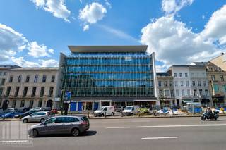 Hoogwaardige kantoorruimte <strong>van 319 m²</strong> in een toekomstgericht en duurzaam kantoorgebouw met flexibele indelingsmogelijkheden. De ligging biedt een professionele werkomgeving met uitstekende connectiviteit naar belangrijke invalswegen en het stadscentrum.<br /><br />Het gebouw is uitgerust met moderne voorzieningen zoals een performant toegangscontrolesysteem, verhoogde vloeren, dubbele beglazing, externe zonnewering en <strong>gekoelde plafonds </strong>voor optimaal comfort. Dankzij meerdere <strong>liften</strong> en een goederenlift is een vlotte interne circulatie verzekerd. Het project is bovendien<strong> BREEAM Very Good In-Use gecertificeerd</strong>.<br /><br />De gebruikerservaring staat centraal met een breed aanbod aan faciliteiten: receptie met twee hoofdentrees, conciërgeservice, kitchenette, gemeenschappelijke conferentieruimte en diverse meetingrooms. Daarnaast zijn er een private <strong>binnentuin</strong>, een health & food concept met ruim buitenterras, én wellnessfaciliteiten zoals fitness- en yogaruimte met coaching en kleedruimtes met douches.<br /><br />Op vlak van mobiliteit zijn er<strong> ondergrondse parkeerplaatsen</strong>, <strong>10 gedeelde laadpunten</strong> voor elektrische wagens, ruime fietsenstallingen en een vloot gedeelde e-bikes.<br /><br />Contacteer<strong> PANORAMA B2B</strong> voor meer informatie of een vrijblijvend plaatsbezoek: <strong>0477 09 00 09.</strong>