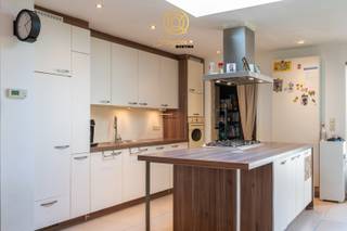 Uit de hand te koop: charmante woning in Lombardsijde<br />In het hart van Lombardsijde, een rustige en geliefde deelgemeente van Middelkerke, bevindt zich deze gezellige woning, gunstig gelegen dicht bij openbaar vervoer, winkels en toch in een rustige omgeving.<br />De ruime, lichtrijke leefruimte vormt het hart van de woning en sluit naadloos aan op de open keuken met kookeiland. Dankzij de rechtstreekse toegang tot de tuin geniet je hier van een heerlijk binnen‑buitengevoel. Naast de keuken bevindt zich een handige berging, perfect voor extra opslag.<br />Op het gelijkvloers vind je verder een badkamer, een apart toilet en een inkomhall.<br />Op het eerste verdiep bevinden zich twee zeer ruime slaapkamers waarvan één slaapkamer met dressing!<br />Extra troeven van deze woning:<br />– Condensatieketel voor een zuinige verwarming<br />– Waterput van 4000 liter — ideaal voor tuin, toilet of wasmachine<br />– 11 zonnepanelen voor een lage energiefactuur<br />– Doorgang naast de woning met rechtstreekse toegang tot de tuin — handig voor fietsen, materiaal of huisdieren<br />Een woning die zowel praktisch als energiezuinig is, en waar je meteen kan intrekken.<br />Interesse in dit pand?<br />Neem rechtstreeks contact op met de eigenaar via telefoonnummer 0488/25 47 46 of 0495/47 86 65