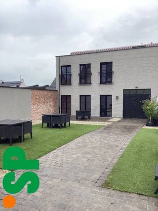 Het gelijkvloersappartement heeft de volgende indeling: Ruime en lichtrijke leefruimte met sierhaard en open ingerichte keuken (kasten,...