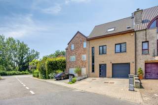 Open kijkmoment! zaterdag 5 september! 13:45 - 14:45<br /><br />immo DAVID presenteert deze instapklare woning (bouwjaar 2014) met hoogwaardige afwerking en een uitzonderlijk hoog wooncomfort.<br /><br />Via de stijlvolle inkomhal met gastentoilet en ingebouwde vestiaire bereikt u de lichtrijke leefruimte van ca. 40 m² met vloerverwarming. De grote schuiframen zorgen voor veel natuurlijk licht en geven rechtstreeks toegang tot het westgerichte terras en de tuin.<br /><br />De open, volledig ingerichte keuken met eethoek sluit naadloos aan op de leefruimte. Aansluitend bevindt zich een praktische wasberging. De ruime garage met automatische sectionaalpoort is zowel via de oprit als via de woning bereikbaar.<br /><br />Op de eerste verdieping bevinden zich drie slaapkamers, waaronder een master bedroom met dressing, en een badkamer met ligbad en douche. De tweede verdieping biedt nog twee volwaardige slaapkamers en een tweede douchekamer, goed voor in totaal vijf slaapkamers.<br /><br />De woning beschikt over een ventilatiesysteem D, conforme elektriciteit, een uitstekende EPC-score A en een waterput van 5.000 liter.<br /><br />Rustig maar centraal gelegen, met een vlotte verbinding naar Brussel en de Ring. Openbaar vervoer, scholen, winkels, het Laarbeekbos en de fietssnelweg bevinden zich in de onmiddellijke omgeving.<br /><br />Een ideale gezinswoning waar ruimte, comfort, energiezuinigheid en een uitstekende ligging perfect samenkomen.