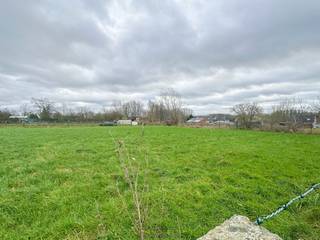 ROYAAL BOUWPERCEEL van 1.701 M², ideaal voor wie droomt van een EXCLUSIEVE VILLA met maximale PRIVACY. Dankzij de BOUWBREEDtE van 15 METER en...