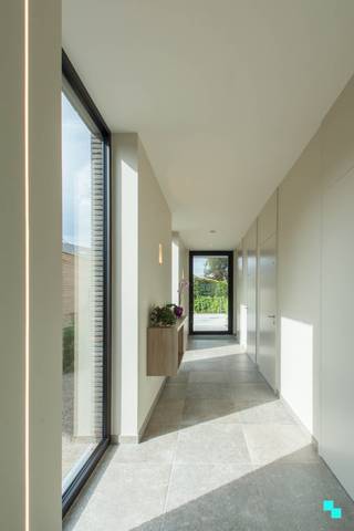 Deze moderne praktijkruimte van ca. 94 m² (volgens indiciatieve opmetingen) geniet van een zeer centrale ligging, voldoende parkeergelegenheid en...