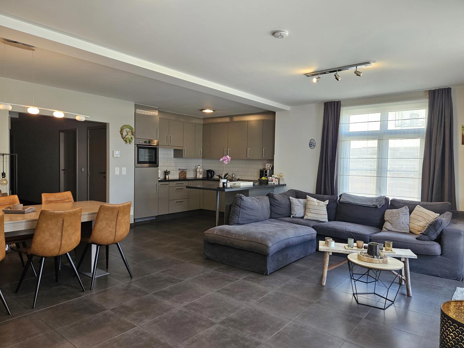 Ruim gelijkvloers appartement met terras en garage - foto 4