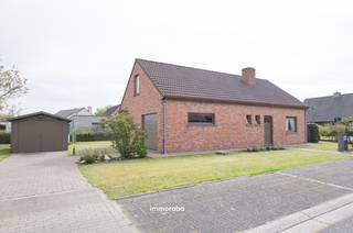 Op zoek naar een rustig gelegen woning met een praktische indeling en een mooie tuin? Deze alleenstaande woning, gebouwd in 1995, bevindt zich in een zeer kalme en aangename woonwijk in Desselgem.<br /><br />De woning is gelegen op een perceel van 745 m² en beschikt over een bewoonbare oppervlakte van 145 m². Bij het betreden van de woning komt u in de inkomhal met gastentoilet. De lichtrijke leefruimte sluit aan op de gesloten keuken, wat zorgt voor een gezellige en functionele woonindeling.<br /><br />Op het gelijkvloers bevinden zich verder twee volwaardige slaapkamers, een badkamer en een praktische berging. De zolderverdieping werd ingericht als extra slaapkamer, wat extra mogelijkheden biedt voor een gezin, hobbyruimte of bureau.<br /><br />Buiten geniet u van een volledig aangelegde tuin waar het heerlijk vertoeven is in alle rust en privacy. Daarnaast beschikt de woning over een losstaande garage, die bovendien vergund is.<br /><br />Troeven van deze woning:<br /><br />- Rustige en kindvriendelijke ligging<br />- Alleenstaande woning<br />- 3 slaapkamers (waarvan 1 op zolder)<br />- Volledig aangelegde tuin<br />- Vergunde losstaande garage<br />- Praktische indeling<br /><br />Kortom, een ideale woning voor wie op zoek is naar rust, ruimte en comfort in een aangename omgeving.<br /><br />Vraag nu uw bezoek aan via tom@immoroba.be of 0497/85.80.52.