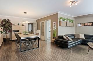 <div><div> <p>Lichtrijk hoekappartement met terras en garagebox.</p><p>Dit hoekappartement is gelegen op de eerste verdieping in de wijk Zwarte Arend. Dankzij de hoekligging geniet de leefruimte van 35 m² van veel lichtinval. De keuken werd volledig vernieuwd en is voorzien van alle nodige toestellen. De ruime hoofdslaapkamer van 16 m² geeft rechtstreeks toegang tot het terras van 6 m², waar je kan genieten van een mooi uitzicht. Daarnaast zijn er nog twee slaapkamers van 7 m² en 6 m². De badkamer beschikt over een ligbad en enkele wastafel. Verder is er een afzonderlijk toilet. Het appartement beschikt over vernieuwde PVC-ramen, een condensatieketel op gas en een goedgekeurde elektrische installatie. De 8 zonnepanelen in combinatie met een thuisbatterij zorgen bovendien voor een lagere energiefactuur. Als extra bergruimte zijn er twee privatieve kelderbergingen. De garagebox dient verplicht mee aangekocht te worden voor € 30.000. Voor de garage is een oprit voorzien, zodat er ook een wagen voor de garage kan worden geplaatst. De garage beschikt over een automatische poort. </p></div> </div>