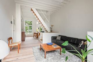 Duplex-appartement met ruim terras op het Antwerpse Zuid<br /><br />Midden in de iconische Kloosterstraat, één van de meest karaktervolle straten van Antwerpen-Zuid, bevindt zich dit uitzonderlijk net gerenoveerde appartement van ca. 97 m² met een groot dakterras van ca. 25m².<br /><br />Een woning waar hedendaagse materialen en een hoogwaardige afwerking samenkomen in een aantrekkelijke en efficiënte ruimtelijkheid.<br /><br />De leefruimte baadt in natuurlijk licht en grenst aan de achterzijde aan het royale zonnige dakterras dat een verrassende oase van rust biedt midden in de stad. Aan de voorzijde is er zicht op het charmante "Heilig huisken". Inkijk is daardoor zeer beperkt.<br /><br />Op wandelafstand bevinden zich het bruisende Marnixplein, de heraangelegde Scheldekaaien, het nieuwe zuidpark, het KMSKA, en tal van gerenommeerde restaurants. Hier woont u in het kloppende hart van Antwerpen, zonder in te boeten aan wooncomfort.<br /><br />Dit appartement is volledig instapklaar en onderscheidt zich door zijn frisse, tijdloze uitstraling en unieke buitenruimte. Een zeldzame opportuniteit voor wie op zoek is naar een stijlvolle woning midden in de stad.<br /><br />- Ca. 97 m² bruto bewoonbare oppervlakte<br />- Ca. 25 m² zonnig dakterras<br />- Eerste bewoner na totaalrenovatie<br />- Hoogwaardige en tijdloze afwerking<br />- Hoge plafonds<br />- Veel natuurlijke lichtinval<br />- Volledig instapklaar<br /><br />Kijkdagen:<br />-Zaterdag 26 september<br />-Zaterdag 3 oktober<br /><br />Afspraak maken? Stuur een e-mail naar: goetstouwers_jill@hotmail.com