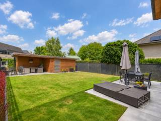 Deze hedendaagse halfvrijstaande woning is rustig gelegen in een doodlopende straat. <br />Indeling: inkomhal met gastentoilet en trap met trapverlichting, lichtrijke woonkamer met een royale zit- en eetruimte en een prachtig zicht op de tuin, volledig geïnstalleerde (incl. stoomoven) open keuken met keukeneiland. Via de keuken is er toegang tot de inpandige garage met aparte berging en wasplaats.<br />Op de eerste verdieping vind je vier ruime slaapkamers, grote badkamer met dubbele wastafel, bad en inloopdouche. De zolderverdieping is bereikbaar via een vaste trap en biedt ruimte voor een extra slaapkamer. <br />De tuin is voorzien van een omheining met toegansgpoort in hardhout, een terras en een grote tuinberging. Vooraan is de woning voorzien van een oprit met poortje naar de tuin. <br /><strong>EXTRA INFORMATIE:</strong><br />• 11 zonnepanelen <br />• Vloerverwarming op de benedenverdieping<br />• Elektrische rolluiken op de bovenverdieping<br />• Vliegenramen boven en beneden<br />• Voorziening voor airco en zonneluifel<br />• Vaste trap naar de tweede verdieping (extra slaapkamer mogelijk)<br />• Ventilatiesysteem D<br />• Regenwaterput 15.000l<br /><br />RICHTRIJS - 549.000 EUR - De vermelde prijs is een richtprijs: ieder bod (lager of hoger dan de richtprijs) wordt voorgelegd aan de eigenaars, die al dan niet kunnen ingaan op het voorstel.<br /><br />De foto’s van de leefruimte werden virtueel ingericht en dienen uitsluitend ter illustratie.<br /><br /><strong>BEZOEKMOMENT VRIJDAG 09/10 VAN 16U TOT 17U30 |<br /><u>Reserveer</u> tijdig uw afspraak!</strong> via 050 550 750 of info@perspectiefvastgoed.be