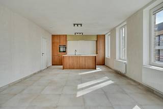 À vendre : Immeuble d'angle au cœur de Furnes avec espace commercial et deux appartements modernes<br /><br />Bénéficiant d'un excellent emplacement sur l'Ooststraat, à l'angle de la Zevensterrenplein à Furnes, ce bâtiment d'angle offre une opportunité unique aux entrepreneurs et aux investisseurs. <br />L'espace commercial du rez-de-chaussée offre de nombreuses options à des fins diverses. Il est idéal pour un magasin, un bureau, un établissement de restauration ou d'autres activités commerciales.<br /><br />Aux étages supérieurs se trouvent deux appartements rénovés, équipés de tout le confort et de finitions de haute qualité. Les deux appartements disposent d'un salon spacieux, d'une cuisine moderne et de chambres confortables. Parfait pour l'occupation ou la location.<br />L'établissement est situé dans un quartier animé et facilement accessible. Le Seven Star Square est un emplacement central très fréquenté par les piétons, ce qui offre d'excellentes opportunités commerciales. De plus, le bâtiment est facilement accessible en transports en commun et en voiture.<br /><br />Profitez de cette opportunité unique et découvrez le potentiel de ce bâtiment d'angle polyvalent au cœur de Furnes. Contactez-nous pour plus d'informations ou pour une visite !<br /><br />Registre des mesures: en cours de demande