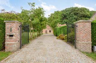 <p>Looking for an elegant villa combining space, comfort and privacy? This beautiful property offers everything you need and is ideally located in a quiet residential neighbourhood, situated in a peaceful cul-de-sac.</p><p>The fully enclosed property is accessed through a private gate and features a beautifully maintained driveway leading to the home, creating an immediate sense of space and exclusivity.</p><p></p><p>The ground floor welcomes you with a spacious entrance hall and separate guest toilet. It further comprises a practical office, a fully equipped kitchen and a very generous living room with a cosy wood-burning cassette, perfect for creating a warm and inviting atmosphere. The property also benefits from a double garage with additional storage space.</p><p>The first floor features a spacious landing leading to four large bedrooms. All bedrooms are fitted with built-in wardrobes, while one bedroom also includes a separate dressing room. The bathroom is equipped with both a bathtub and a shower.</p><p>Additional storage space is provided by the attic and basement.</p><p></p><p>Outside, the property offers a beautiful sunny garden where peace and privacy are guaranteed. With no overlooking neighbours, this is the perfect place to relax and enjoy outdoor living. The terrace with built-in barbecue creates an ideal setting for entertaining family and friends during warm summer evenings.</p><p>A unique opportunity for those seeking a high-quality villa in a quiet and desirable location.</p>