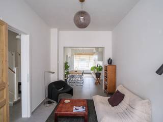 <strong>Instapklare, lichtrijke woning met 3 slaapkamers en buitenruimte in Centrum Gent.</strong><br /><br />Deze woning beschikt over drie slaapkamers en een aangename zuidwest gerichte buitenruimte van 26 m². Ze is gelegen in een residentiële wijk in het centrum van Gent, in de nabijheid van winkels, scholen en alle nodige voorzieningen.<br /><br />Achter de charmante, verzorgde voorgevel bevindt zich een lichtrijk geheel, dankzij de grote raampartijen en de hoge plafonds, zowel op het gelijkvloers als op de eerste verdieping.<br /><br />We betreden de woning via de inkomhal met dubbele deuren, die leidt naar de traphal met gastentoilet en verder naar de open leefruimte met eetplaats en zithoek. Aansluitend bevindt zich de open keuken, met een praktische en heldere indeling die naadloos doorloopt naar de achterliggende buitenruimte.<br /><br />Op de eerste verdieping bevinden zich twee volwaardige slaapkamers en een centrale badkamer met inloopdouche, wastafel en toilet. Verder kan je nog een wasplaats vinden op de gang. <br /><br />De tweede verdieping biedt een polyvalente ruimte die kan dienen als derde slaapkamer, bureau of hobbyruimte.<br /><br />Het instapklare comfort, dankzij een renovatie in 2017, resulteert in een verzorgd en coherent geheel met een gunstig EPC B-label.<br /><br /><strong>Een ideale woning voor wie op zoek is naar ruimte, licht en buitenruimte, gecombineerd met een centrale ligging en toekomstpotentieel binnen een opwaarderende buurt.</strong><br />