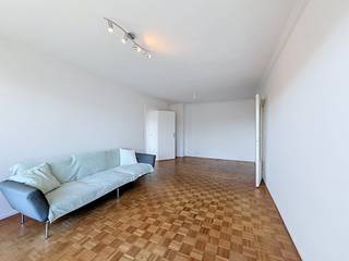 This apartment is located in the heart of Ghent. The building that includes this apartment offers you peace, privacy and a unique view of the water. The apartment is located on the Kouter, so you have all the necessities close to you, such as supermarkets, shopping streets, numerous restaurants and a nice city atmosphere. <br /><br />Apartment layout: <br /><br />Entrance hall - kitchen - living room with sofa - terrace - bedroom with bed and closet - toilet - bathroom. <br /><br />The monthly advance on general costs is 170 euro:<br />trade union costs + private consumption of heating and water<br /><br />Available immediately!<br /><br />