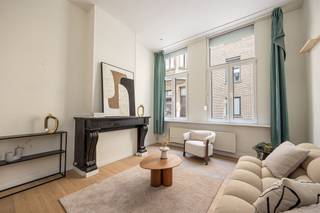 <p><span>Op zoek naar een gezellige, centraal gelegen stek in de stad? Dit gelijkvloersappartement combineert charme, authenticiteit en functionaliteit op een toplocatie tussen Paardenmarkt, Ossenmarkt en het bruisende Eilandje. Perfect als eerste woning of slimme investering.</span></p><p><span> </span></p><p><span>Licht &amp; karaktervol</span></p><p><span>Je komt binnen in de leefruimte op een warme houten vloer, waar de hoge plafonds en de authentieke sierschouw meteen in het oog springen. Grote ramen zorgen hier voor een aangename lichtinval en een open, luchtig gevoel. De ruimte biedt plaats voor zowel een gezellige zithoek als een volwaardige eettafel, die mooi overloopt in de achterliggende eetkamer.</span></p><p><span>De keuken is praktisch ingericht met voldoende kastruimte, een gasfornuis en een onderhoudsvriendelijke tegelvloer. Aansluitend ligt de badkamer, compact maar functioneel, voorzien van douche, lavabo en toilet.</span></p><p><span> </span></p><p><span>Slim ingedeeld &amp; aangenaam buiten</span></p><p><span>Achteraan bevindt zich de ruime slaapkamer, rustig gelegen en afgewerkt met een warme vloer. Vanuit de keuken heb je rechtstreeks toegang tot het knusse stadkoertje, waar je in alle privacy een fijne buitenplek creëert met wat groen en een zitje. Ideaal om even tot rust te komen midden in de stad. Volgens het grondplan omvat de indeling een duidelijke flow van leefruimte naar keuken, koer, slaapkamer en badkamer, wat zorgt voor een logische en praktische woonervaring. Nood aan extra opbergruimte?  Er is nog een privatieve kelderberging aanwezig om uw spullen in op te bergen. </span></p><p><span> </span></p><p><span>Centrale ligging in de Oude Buurt</span></p><p><span>Je woont hier in een charmante straat vlak bij de Paardenmarkt en de universiteitsbuurt. Deze levendige omgeving combineert historische charme met een jonge, dynamische sfeer. Gezellige cafés, restaurants, het MAS en buurtwinkels liggen op wandelafstand, net als openbaar vervoer. Ook het Eilandje, Park Spoor Noord en de Scheldekaaien bereik je in enkele minuten met de fiets. Hier woon je echt midden in het stadsleven, met alles binnen handbereik.</span></p><p><span> </span></p><p><span> </span></p><p><span> </span></p><p><span> </span></p><p><span> </span></p>