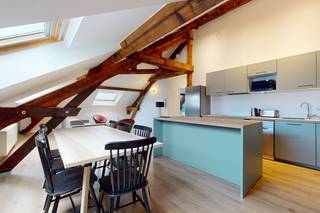 We Invest vous propose à la vente Bruxelles Usines, un appartement spacieux, chaleureux et fraîchement rénové de style contemporain, exploité...