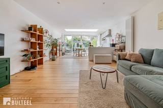 Deze energiezuinige en instapklare woning combineert charme met een overvloed aan natuurlijk licht. De inkomhal biedt u een ruime berging en een apart toilet. De gezellige leefruimte met open en ingerichte keuken sluit aan op een aangenaam terras met zicht op het groen. Op de eerste verdieping zijn er 2 ruime slaapkamers waarvan 1 toegang geeft tot de afgewerkte zolder die naar eigen smaak kan worden ingericht. De badkamer biedt u een lavabo, toilet en bad/douche. Het aangelegde terras met ruime berging zorgt voor een aangenaam buitenleven. De ramen zijn voorzien van dubbele beglazing. Centrale verwarming op aardgas. Elektriciteit is conform. De woning is momenteel verhuurd dus ook ideaal als opbrengsteigendom. Rustige ligging doch in de directe nabijheid van het Stadspark, de Grote Markt, scholen, winkels en openbaar vervoer. Vlotte verbinding naar E17 en N16.