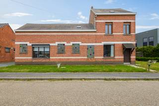 Op een uitstekende locatie te Mechelen bevindt zich deze praktische tweewoonst, die intern onderverdeeld is in twee volwaardige woonentiteiten. U bevindt zich hier vlak bij het bruisende centrum van Mechelen met winkels, scholen en het openbaar vervoer, alsook centraal nabij de op- en afrit van de E19.<br /><br />We betreden de eerste wooneenheid via een aparte inkomhal. De leefruimte geniet van veel natuurlijke lichtinval en kunt u inrichten met een gezellige zithoek en een aparte eetplaats, die tevens toegang geeft tot het overdekte terras. De keuken is mooi geïntegreerd in het geheel en voorzien van de voornaamste toestellen. Op het gelijkvloers bevinden zich verder nog een aangename veranda, een apart toilet, twee praktische bergingen en de toegang tot de kelder. De nachthal op de eerste verdieping leidt ons naar twee erg ruime slaapkamers en de badkamer met douche, lavabo en toilet.<br /><br />De tweede wooneenheid bevindt zich aan de linkerzijde van het gebouw en beschikt eveneens over een volwaardige leefruimte, die u sfeervol kunt indelen met een zithoek en eetplaats. De open keuken is voorzien van kwalitatieve toestellen en biedt daarnaast toegang tot een berging, de veranda en de badkamer met douche, lavabo en toilet. Via de nachthal bereiken we twee ruime slaapkamers.<br /><br />Tenslotte kunt u in de omheinde, zuid-georiënteerde tuin steeds in alle rust en privacy genieten van het mooie weer.<br /><br />Dit is een uitstekende opportuniteit als u op zoek bent naar een praktische tweewoonst met tal van mogelijkheden (zoals kangoeroewonen) op een toplocatie te Mechelen. Neem contact met ons op via het nummer +32 479 47 09 61 voor meer informatie of neem een kijkje op www.boonstravastgoed.be.<br /><br />Bijzonderheden: <br />- Tweewoonst<br />- Uitstekende locatie<br />- Veel mogelijkheden