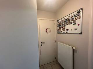 Uitstekend gelegen duplex appartement in centrum van Pellenberg!Indeling: Inkomhal met apart toilet, ruime living met open keuken en berging.Op de...