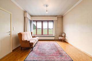 <p><u><strong>Te koop:</strong></u> halfopen woning in het centrum van Zaventem, op wandelafstand van park, openbaar vervoer en invalswegen.<br /><br />Deze woning uit 1957 biedt een mooie tuin van 120 m², een praktische indeling en een grote zolderruimte. Gelegen in het hart van Zaventem, geniet u van alle voorzieningen binnen handbereik. De ruime zolder biedt extra mogelijkheden voor opslag of uitbreiding, terwijl de tuin een groene oase vormt voor ontspanning.<br /><br /><u><strong>Belangrijkste ruimtes:</strong></u><br />• Living (16 m²) met toegang tot de veranda<br />• Eetkamer (16 m²) naast de keuken<br />• Keuken (8 m²) met directe toegang tot het terras<br />• Veranda (13 m²) met zicht op de tuin<br />• Twee slaapkamers (16 m² elk) en een bureau (7 m²), met mogelijkheid tot uitbreiding van de zolder.<br />• Badkamer (5 m²)<br />• Grote zolder (22 m²) en extra zolderruimte (15 m²)<br />• Garage (23 m²) en staanplaats<br />• Kelder (9 m²)<br />• Tuin (120 m²) met terras (20 m²)<br /><br /><u><strong>Troeven:</strong></u><br />• Mooie tuin van 120 m²<br />• Centrale ligging in Zaventem<br />• Grote zolder met uitbreidingspotentieel<br />• Rustig en blijvend groen uitzicht achteraan dankzij de ligging aan een groengebied<br /><br />Meer informatie of een bezoek met Joery Van De Gucht? Contacteer ons via +3223351115<br />JOUW DROOMHUIS. ZO GEVONDEN!</p>