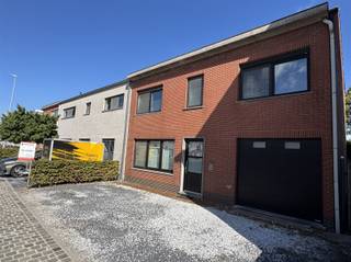 Gerenoveerde halfopen bebouwing. Voortuin met plaats voor 3 wagens. Inkomhal met schoenenberging en gastentoilet. Ruime L-vormige woonkamer met zit-...